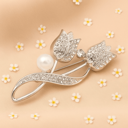 🌸 Broche Élégance Florale – Perle & Cristaux Étincelants