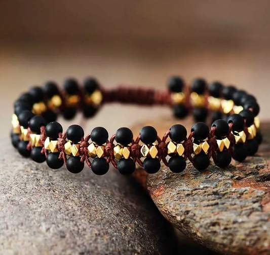 Bracelet en Onyx Mat & Perles Dorées – Tressage artisanal