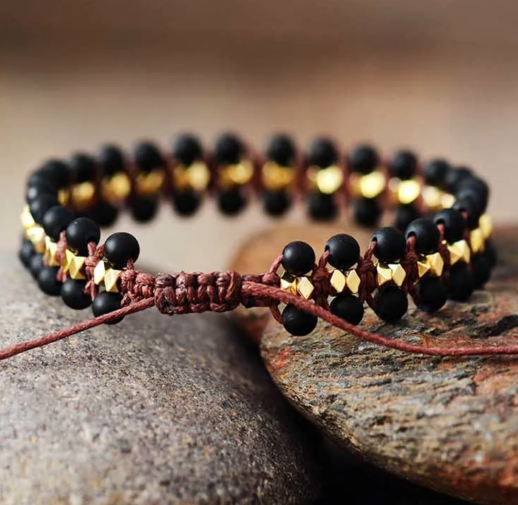 Bracelet en Onyx Mat & Perles Dorées – Tressage artisanal