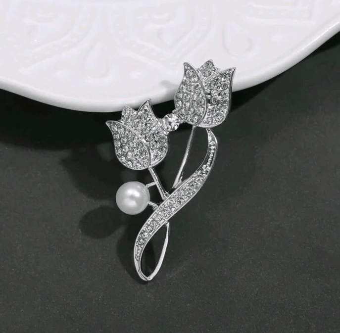 🌸 Broche Élégance Florale – Perle & Cristaux Étincelants