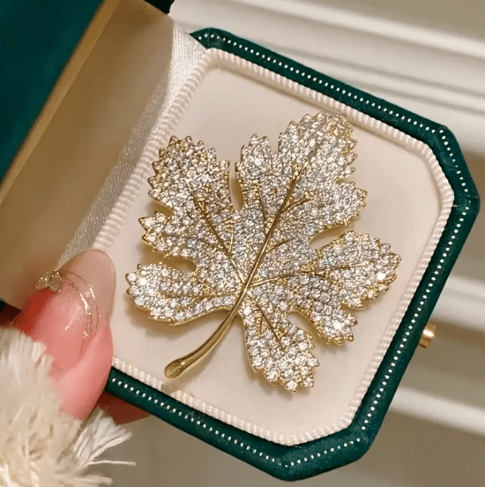 ✨ Broche Feuille Cristalline – Élégance Dorée & Argentée ✨