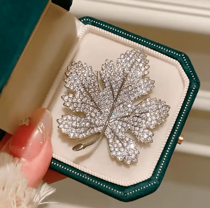 ✨ Broche Feuille Cristalline – Élégance Dorée & Argentée ✨