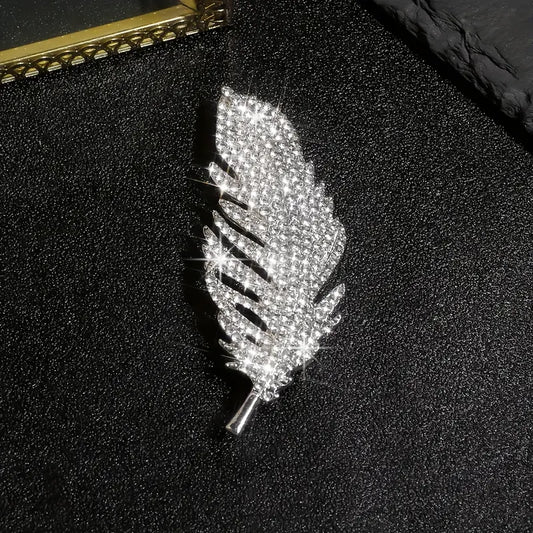 Broche de Luxe Baroque en Strass — Plume Dorée Élégante | Broche Manteau Unisexe