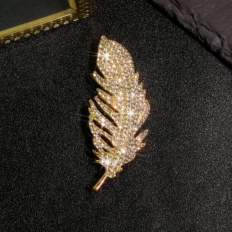 Broche de Luxe Baroque en Strass — Plume Dorée Élégante | Broche Manteau Unisexe