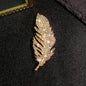 Broche de Luxe Baroque en Strass — Plume Dorée Élégante | Broche Manteau Unisexe
