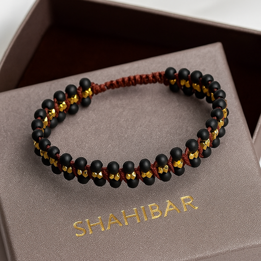 Bracelet en Onyx Mat & Perles Dorées – Tressage artisanal