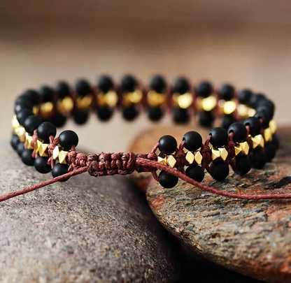 Bracelet en Onyx Mat & Perles Dorées – Tressage artisanal