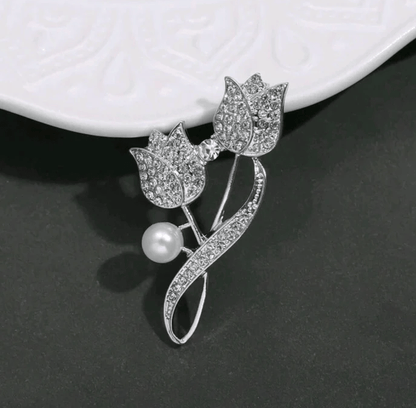 🌸 Broche Élégance Florale – Perle & Cristaux Étincelants