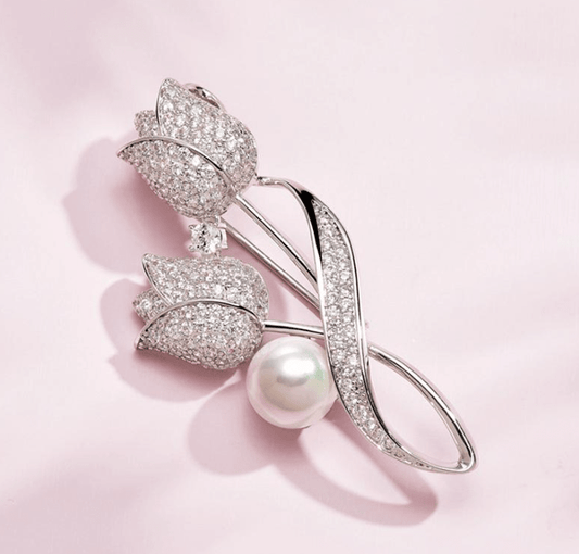 🌸 Broche Élégance Florale – Perle & Cristaux Étincelants