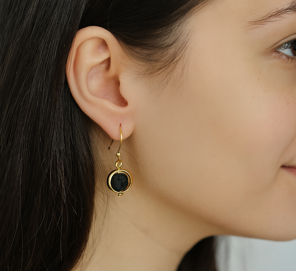 🔥 Boucles d’Oreilles Dorées “Volcano Chic” – Pierre de Lave Naturelle (4 cm)