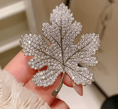 ✨ Broche Feuille Cristalline – Élégance Dorée & Argentée ✨