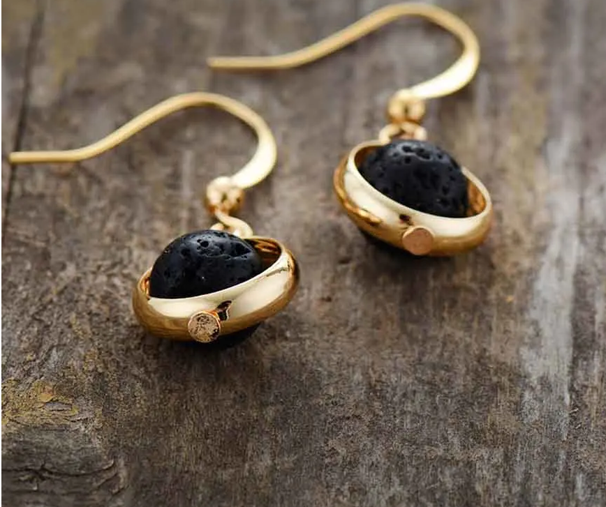 🔥 Boucles d’Oreilles Dorées “Volcano Chic” – Pierre de Lave Naturelle (4 cm)