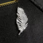 Broche de Luxe Baroque en Strass — Plume Dorée Élégante | Broche Manteau Unisexe